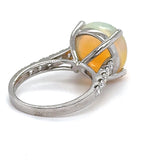 Moderner Ring in 18 Karat Weißgold mit lebendigen äthiopischen Opal und Brillanten