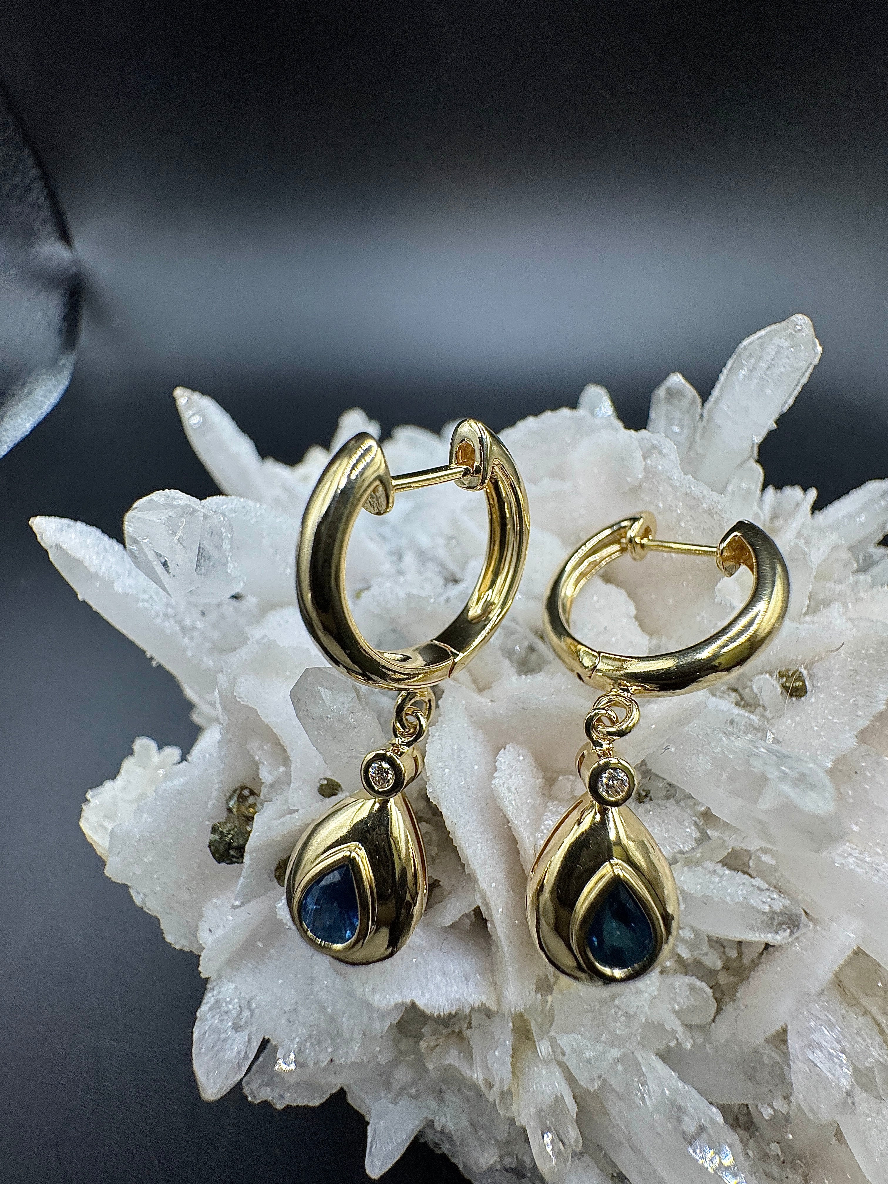 Elegante Ohrringe in 14 Karat Gelbgold mit Saphiren & Brillanten
