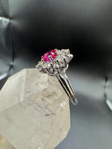 Eleganter Entourage-Ring in 18 Karat Weißgold mit leuchtendem Rubin & Brillanten