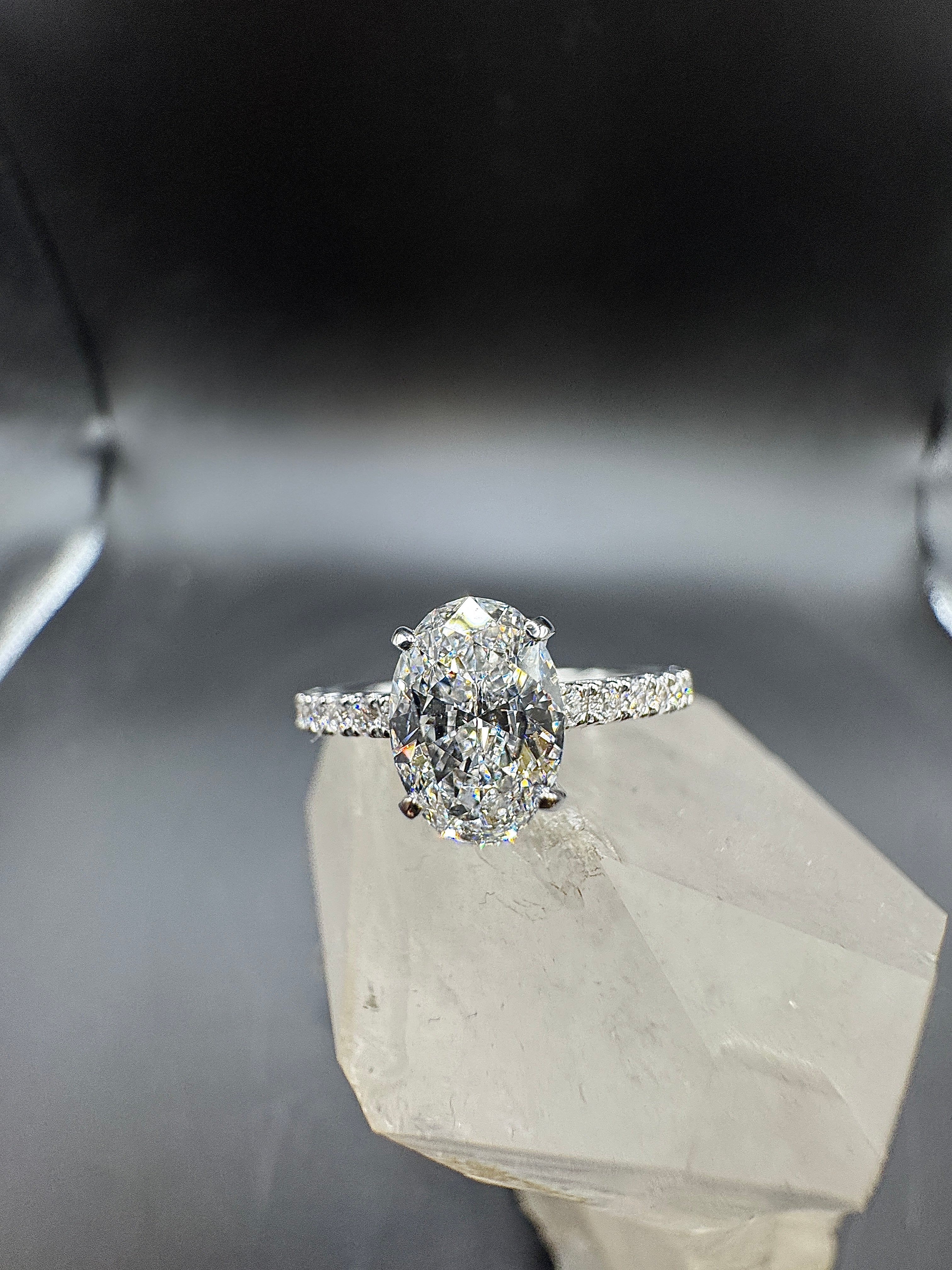 Wunderschöner Ring in 18 Karat Weißgold mit ovalem Brillanten & Pavé-Besatz
