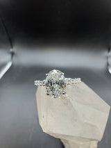 Wunderschöner Ring in 18 Karat Weißgold mit ovalem Brillanten & Pavé-Besatz