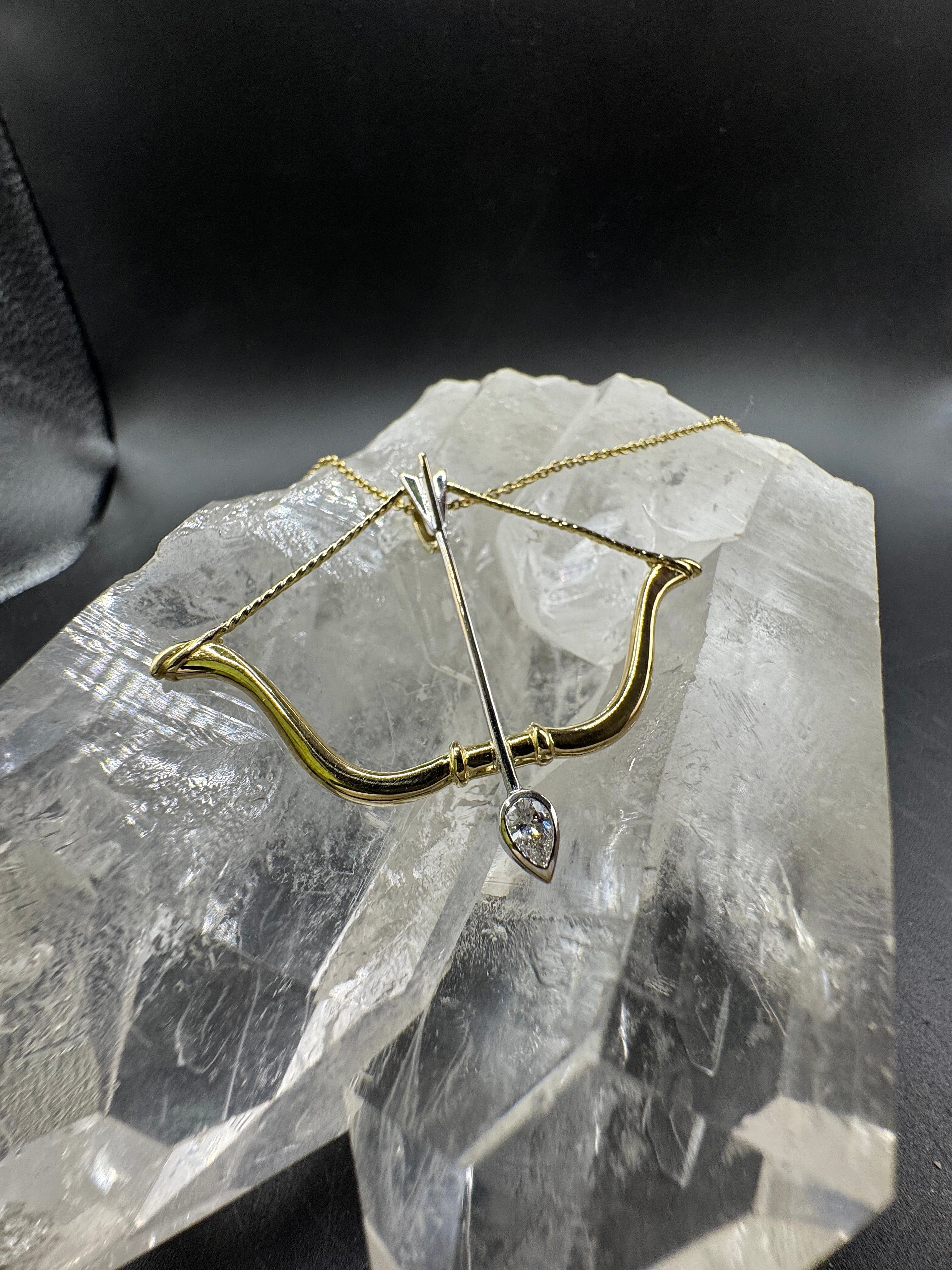 Amore Pfeil und Bogen in 14 Karat Gelbgold mit hochfeinen Brillant-Tropfen