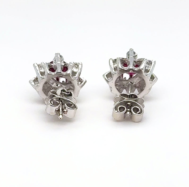 Stilvolle Ohrstecker in 14 Karat Weißgold mit feinen Rubin & Diamanten