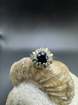 Zeitloser Ring in 14 Karat Gelb-& Weißgold mit blauem Saphir & Brillanten