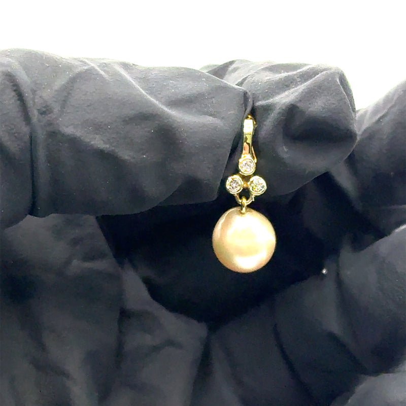 Stilvoller Perlanhänger in 14 Karat Gelbgold mit feinen Brillanten und Südsee-Perle