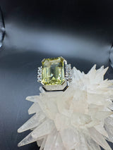 Einmaliger Ring in 18 Karat Weißgold mit Zitronenquarz & Brillanten