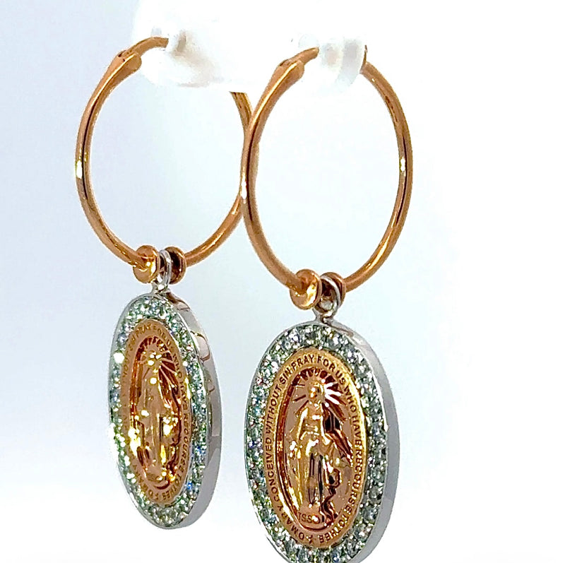 Moderne Madonna Ohrringe in 14 Karat Gold mit feinen Brillanten