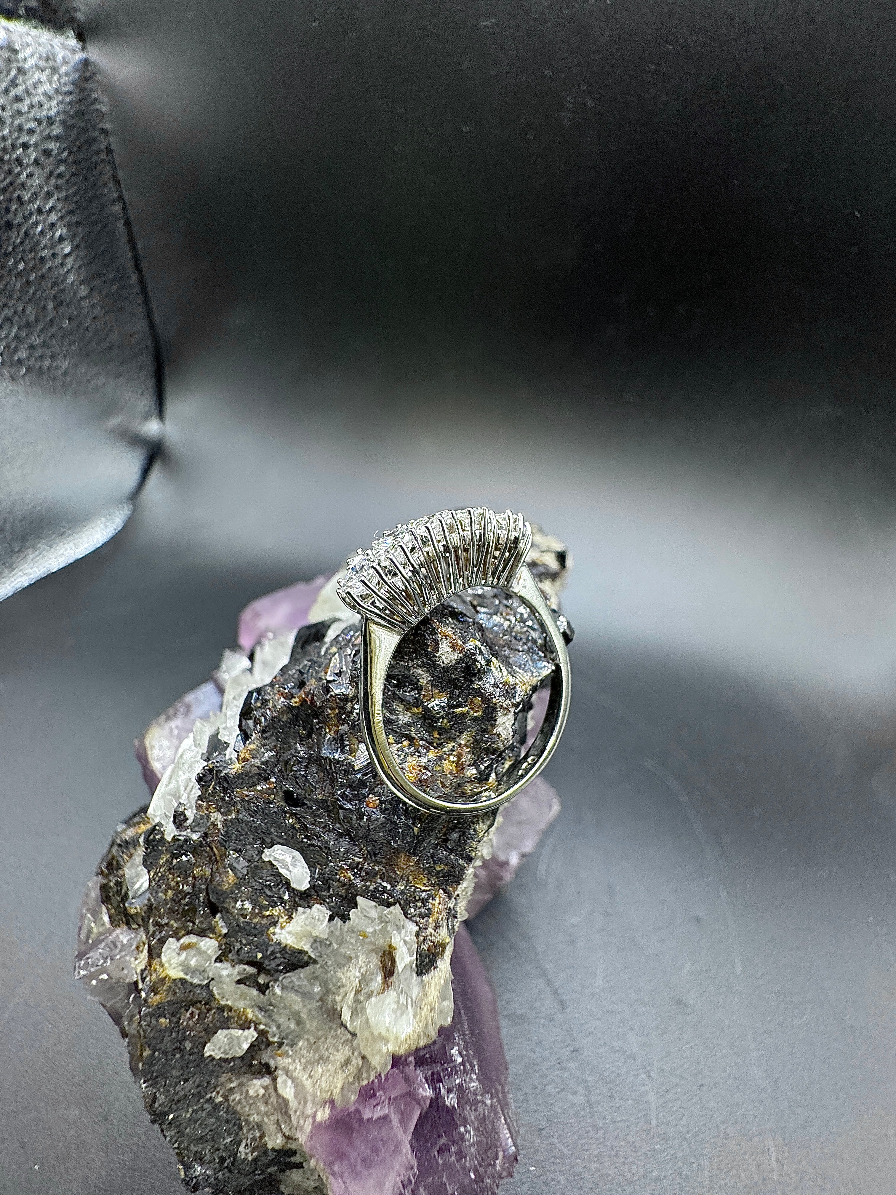 Luminous ring in 18 carat white gold with brilliant-cut & eight-cut diamonds