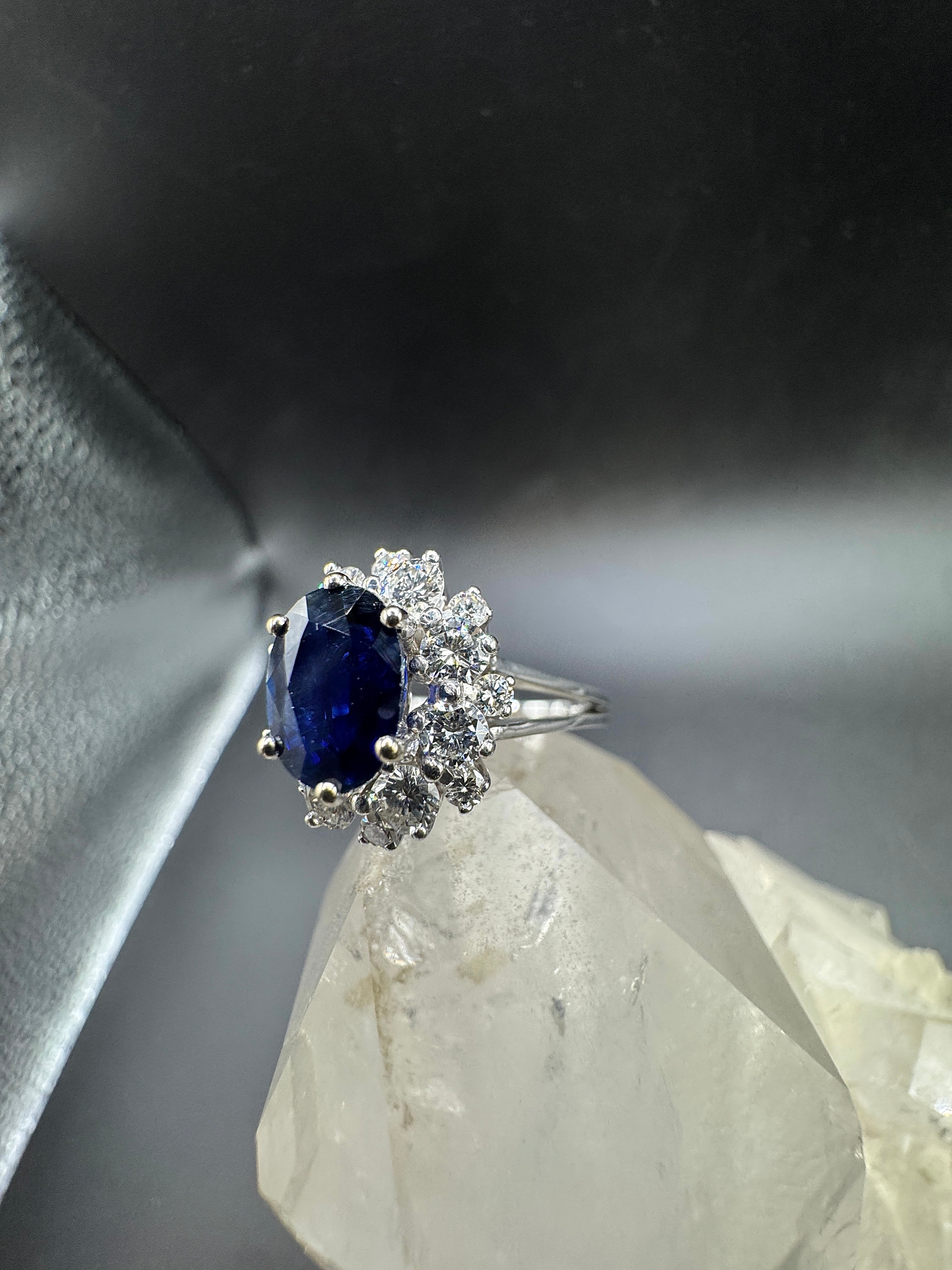 Hochwertiger Ring in 18 Karat Weißgold mit blauem Saphir & Brillanten