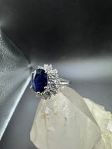 Hochwertiger Ring in 18 Karat Weißgold mit blauem Saphir & Brillanten