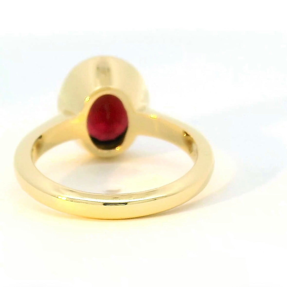 Edler Ring in 14 Karat Gelbgold mit rotem Granat von R. H. Becker
