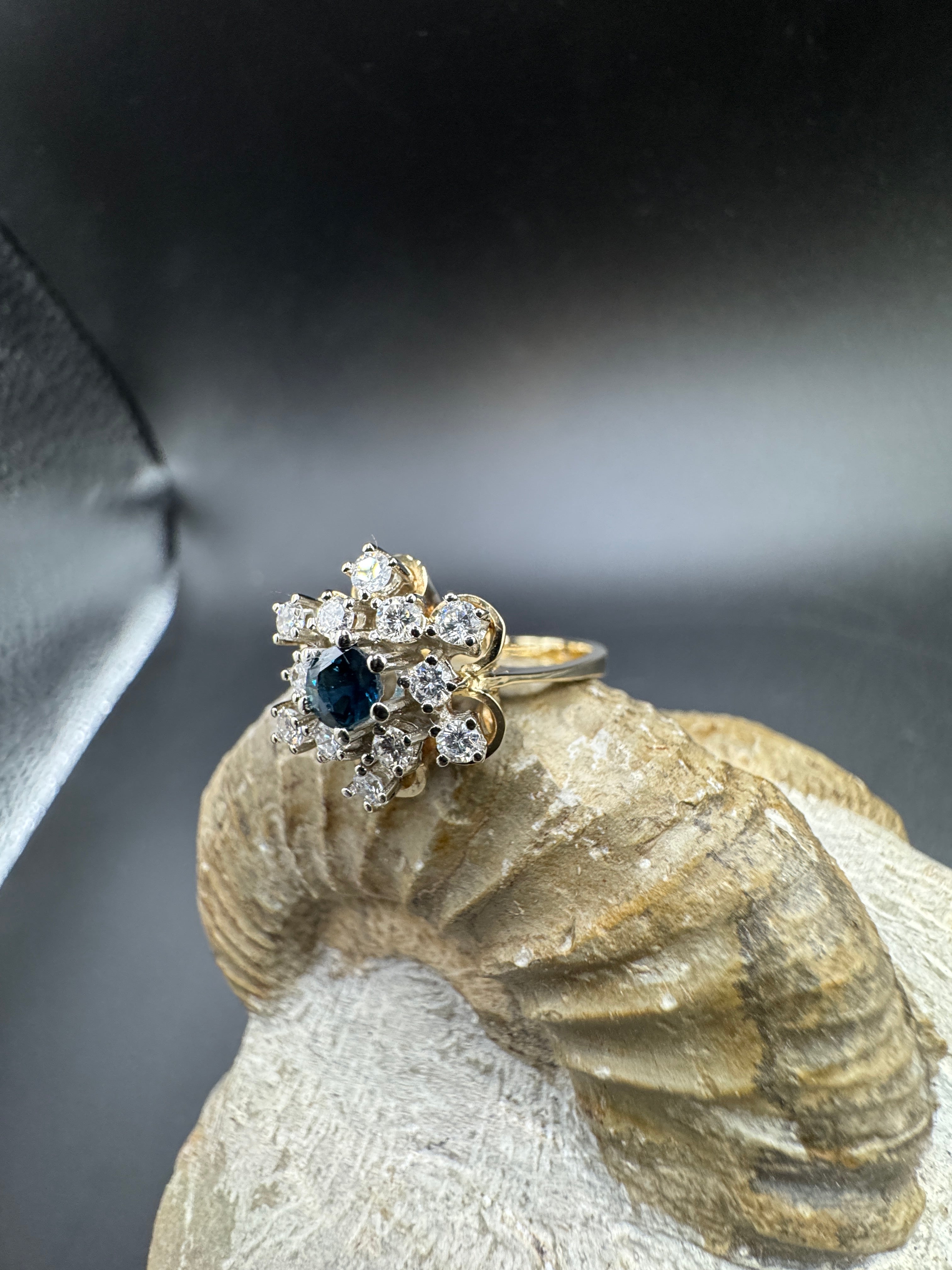 Verspielter Ring in 14 Karat Gelb- und Weißgold mit Saphir & Brillanten