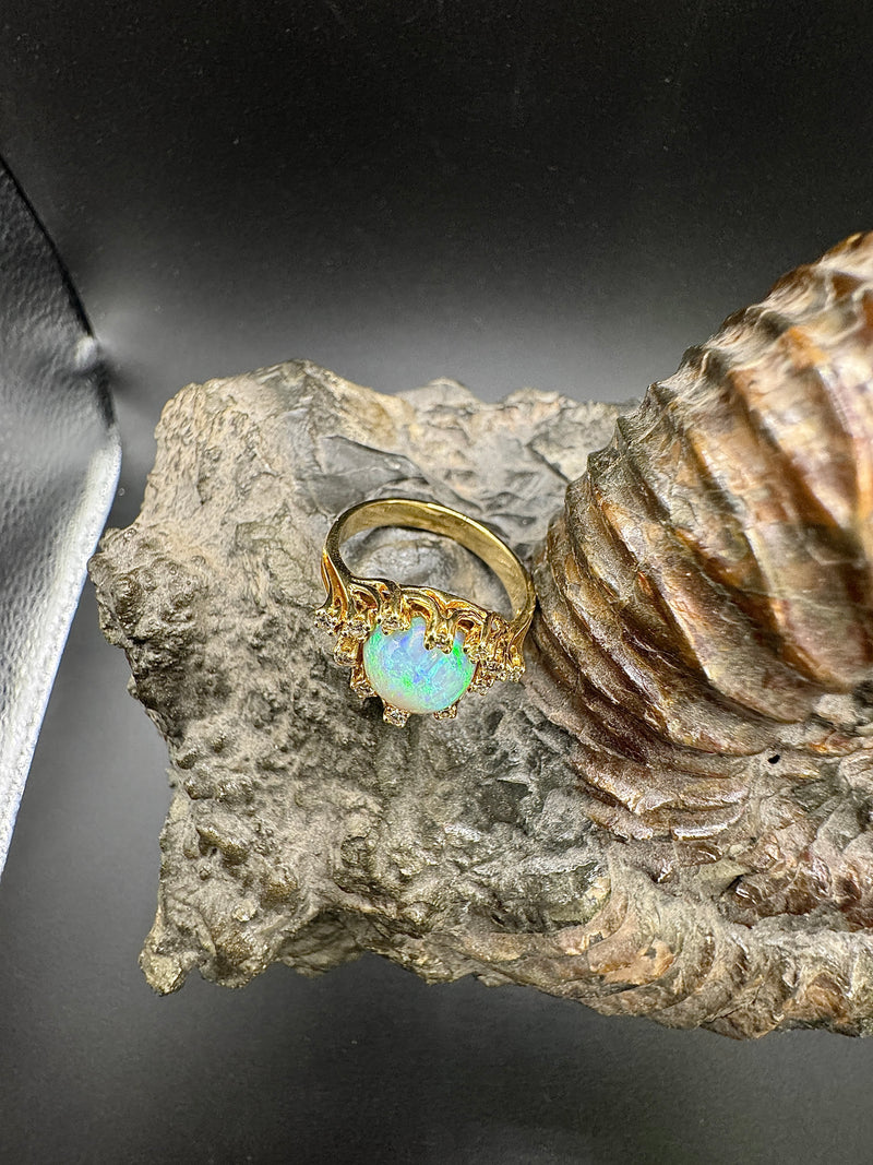 Original Goldbaur Ring in 18 Karat Gelbgold mit feinen Opal & Brillanten