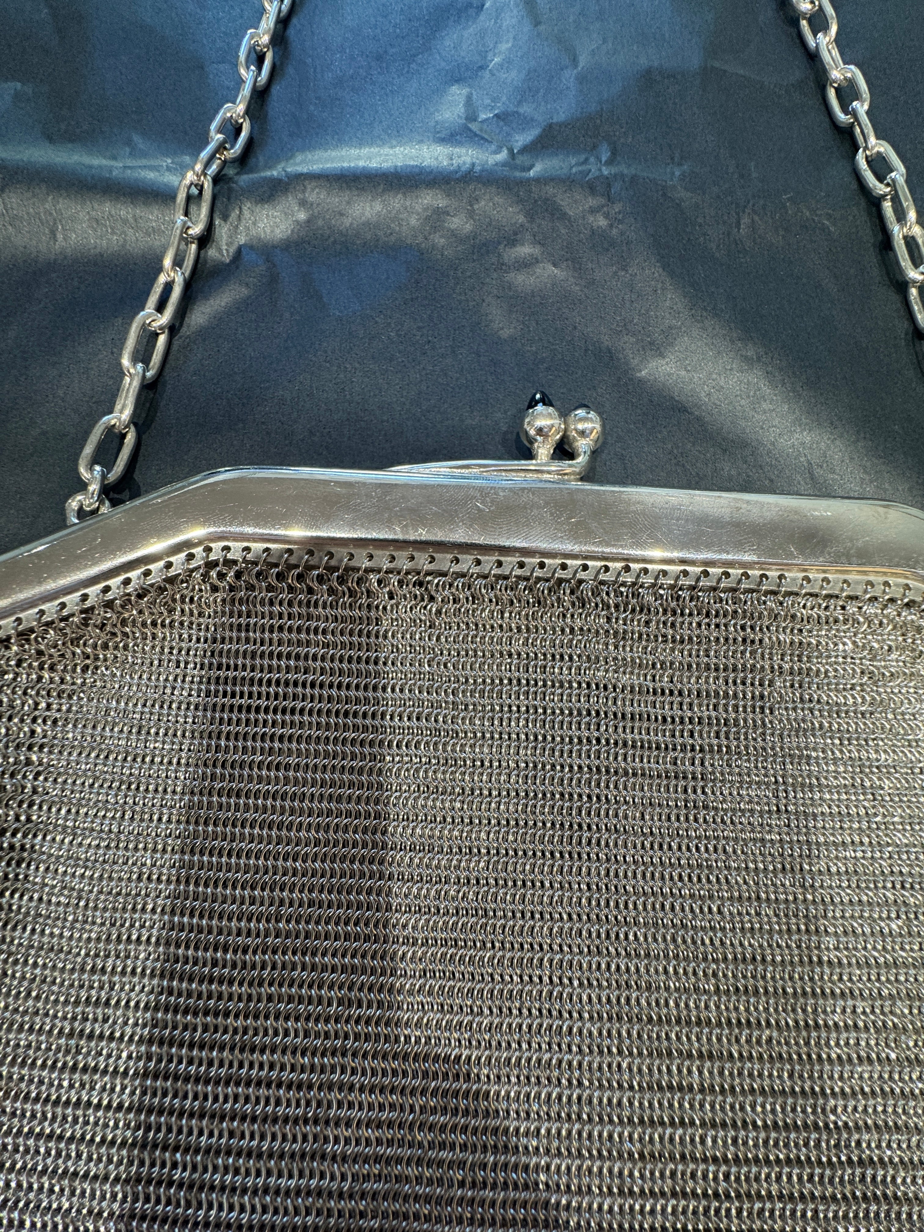 Einmalige Silbertasche aus 800er Silber mit blauen Schmucksteinen