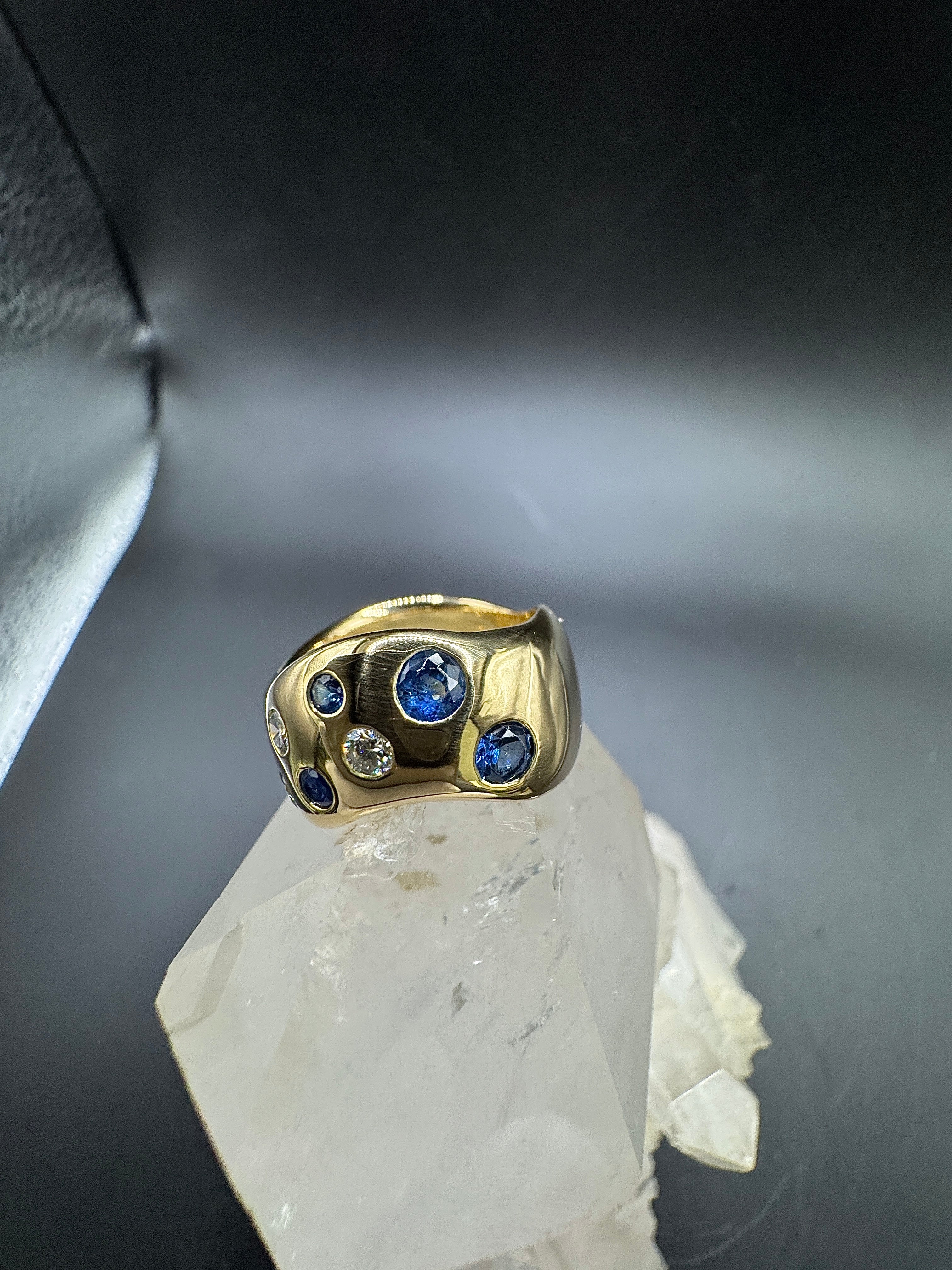 Eleganter Ring in 18 Karat Gelbgold mit Saphiren & Brillanten