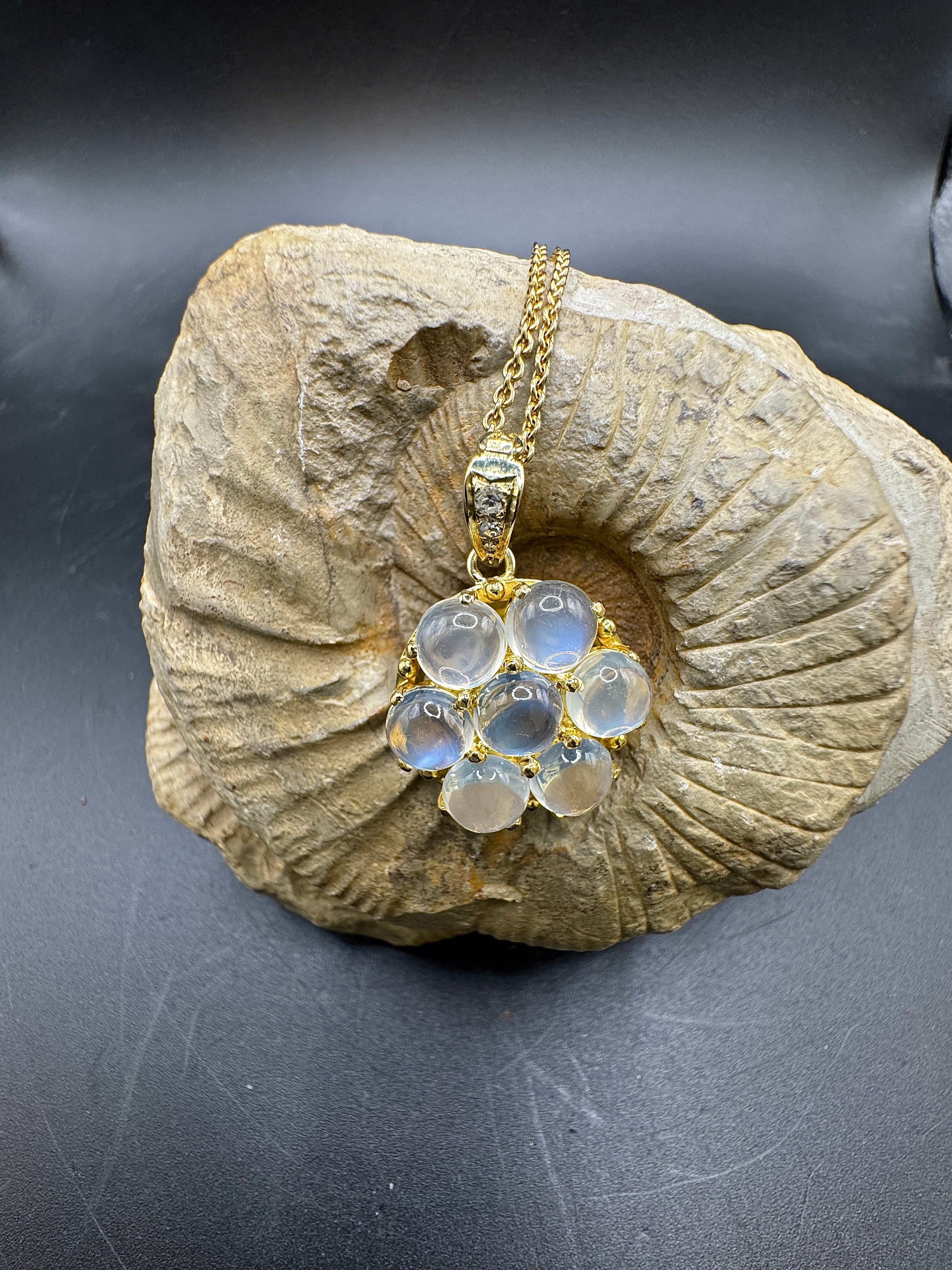 Eleganter Anhänger in 14 Karat Gelbgold mit Mondsteinen & Diamanten