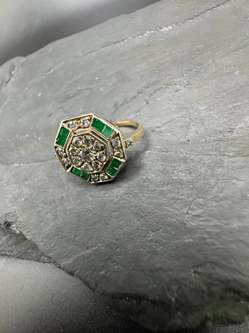 Art-Deco-Ring in 18 Karat Gelb- & Weißgold mit Smaragden & Brillanten