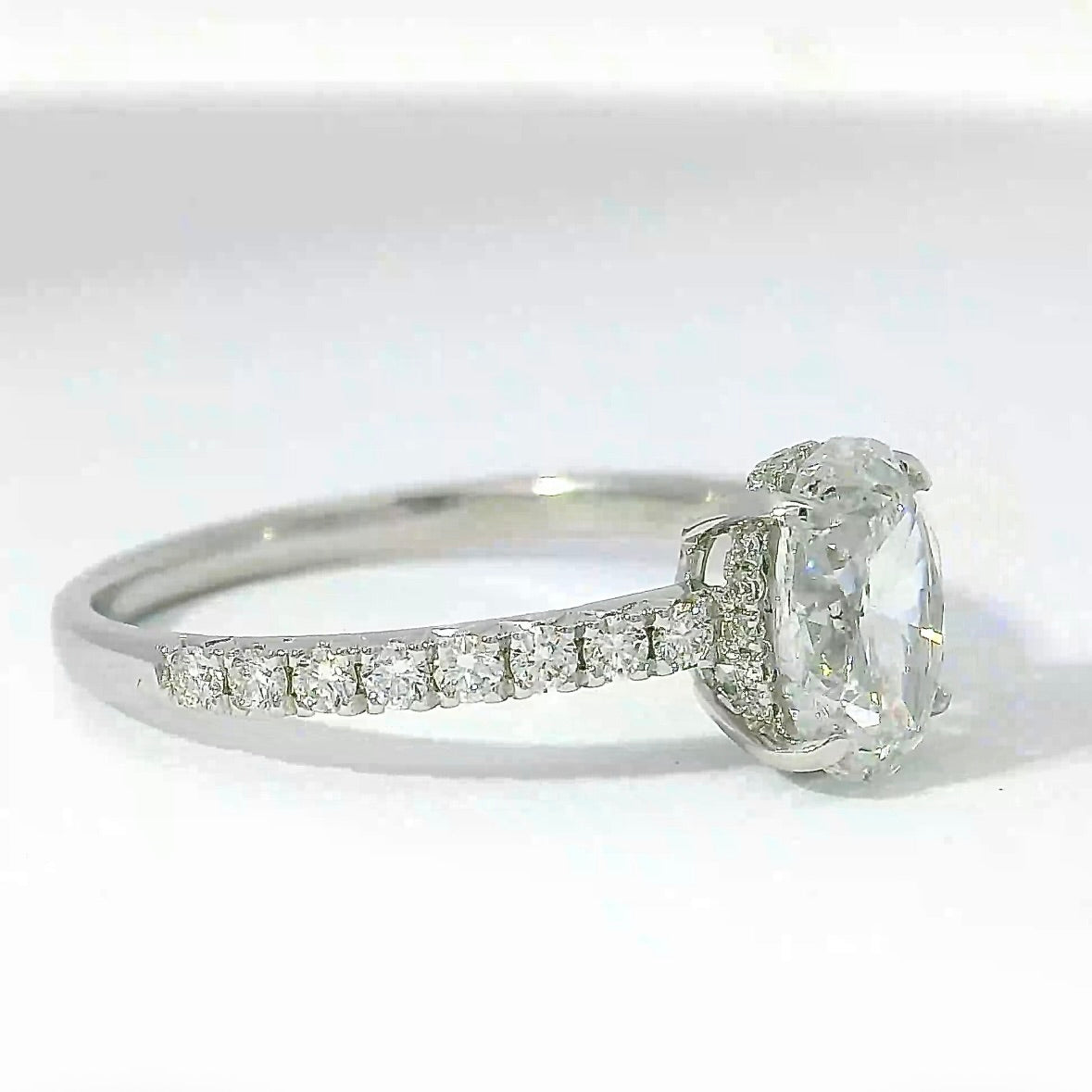 Wunderschöner Ring in 18 Karat Weißgold mit ovalem Brillanten & Pavé-Besatz