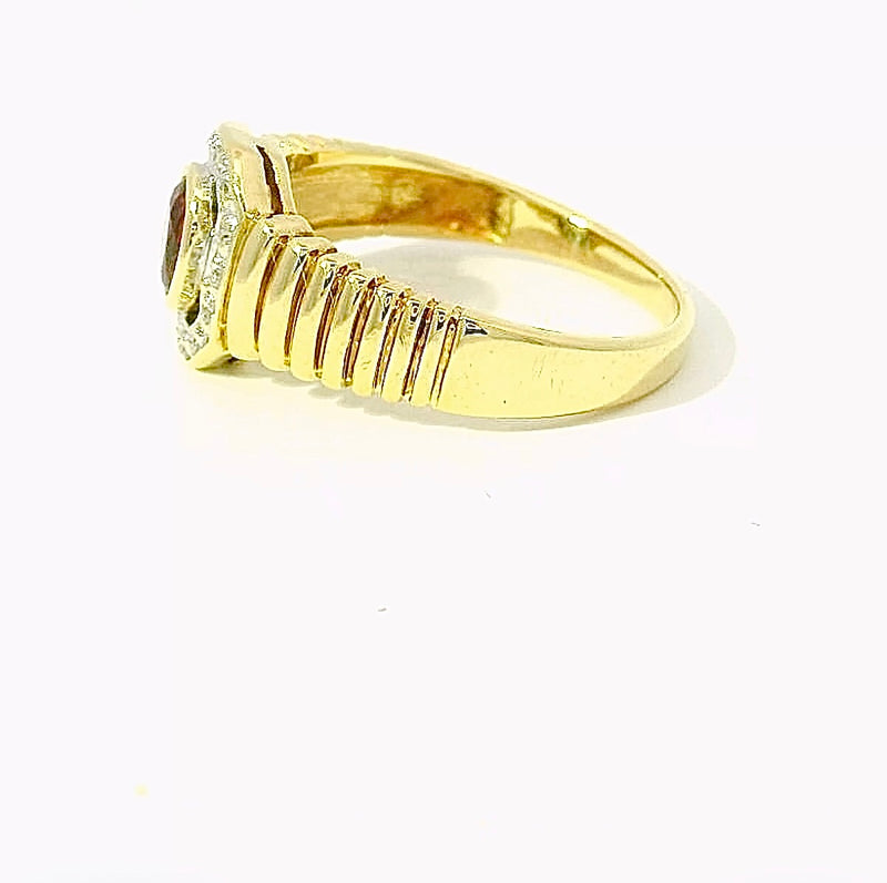 Eleganter Ring in 14 Karat Gelbgold mit Rubin & Diamanten