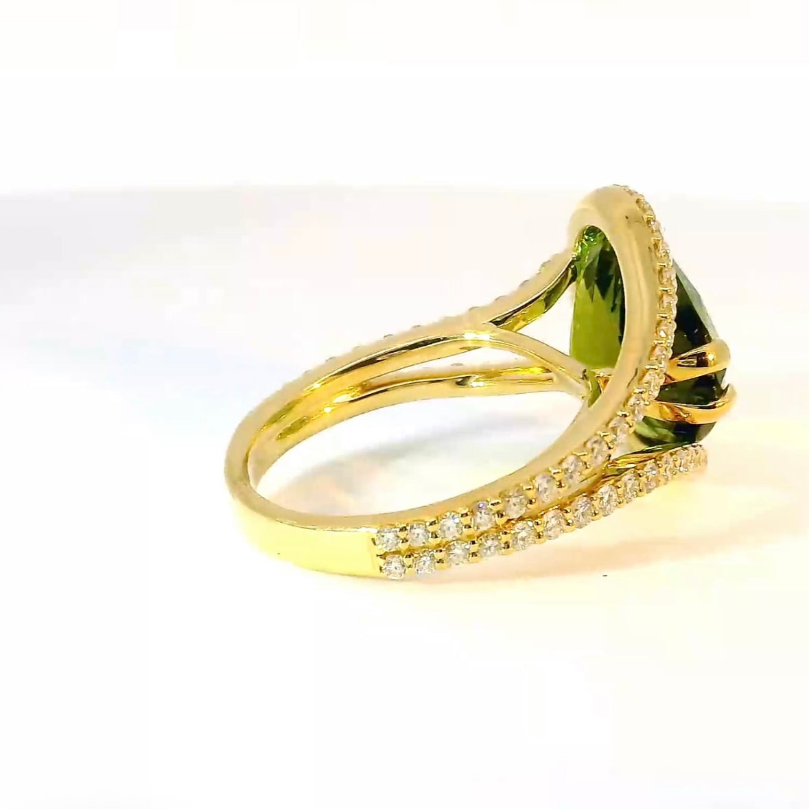 Edler Ring in 14 Karat Gelbgold mit hochfeinem Lagoon-Turmalin & Brillanten
