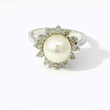 Zeitloser Entourage-Ring in 14 Karat Weißgold mit Akoya-Perle und Diamanten