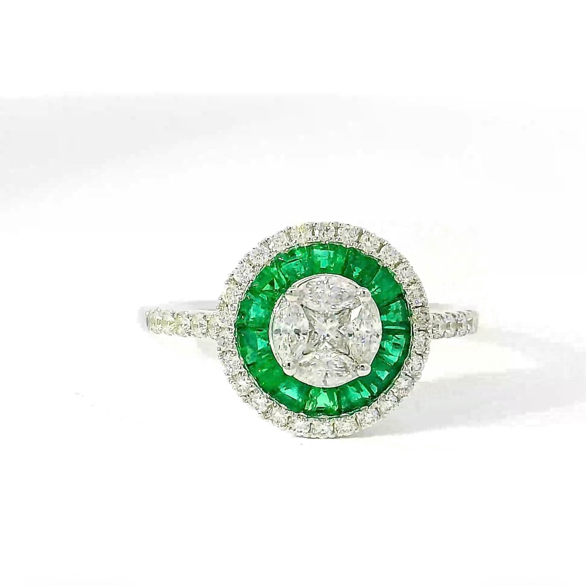 Moderner Ring in 18 Karat Weißgold mit Brillanten & Smaragden