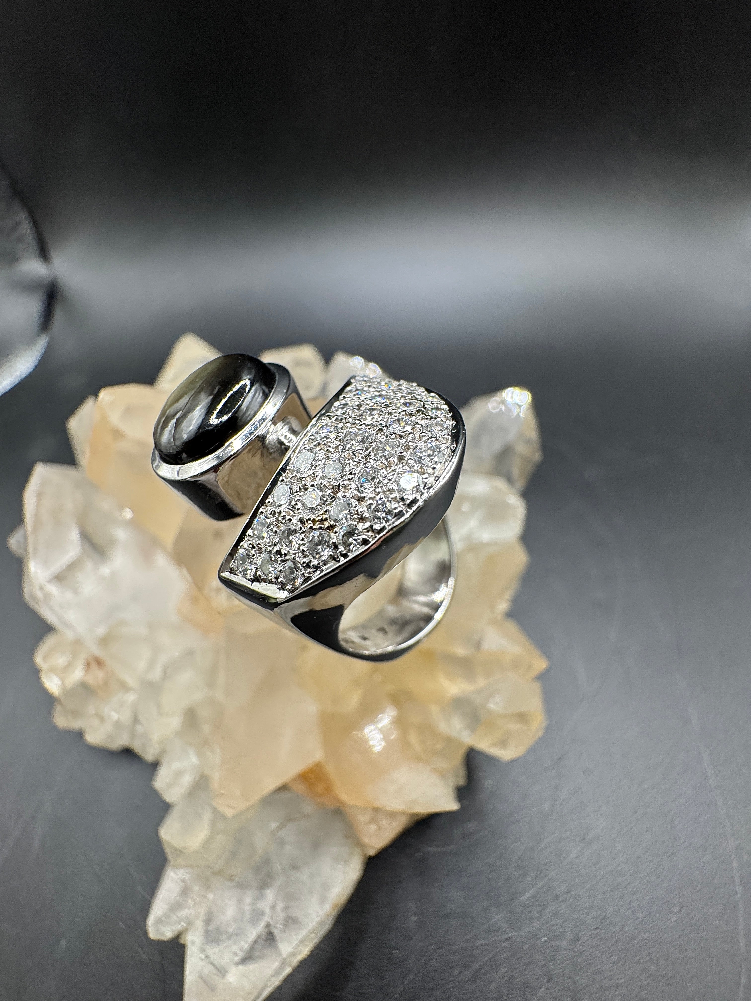 Handgemaakte witgouden ring van 18 karaat met briljant geslepen diamanten &amp; maansteen