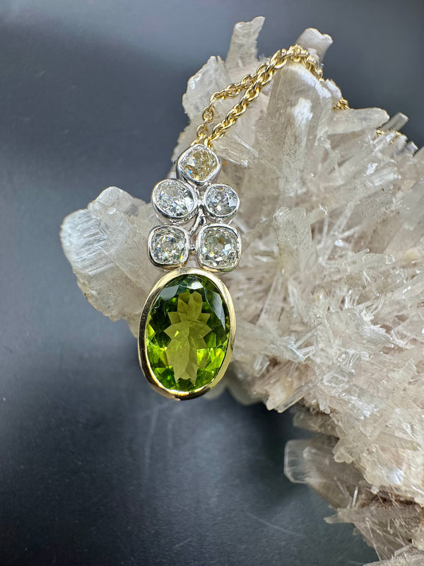 Moderner Peridot Anhänger in 14 Karat Bicolor Gold mit großen Diamanten