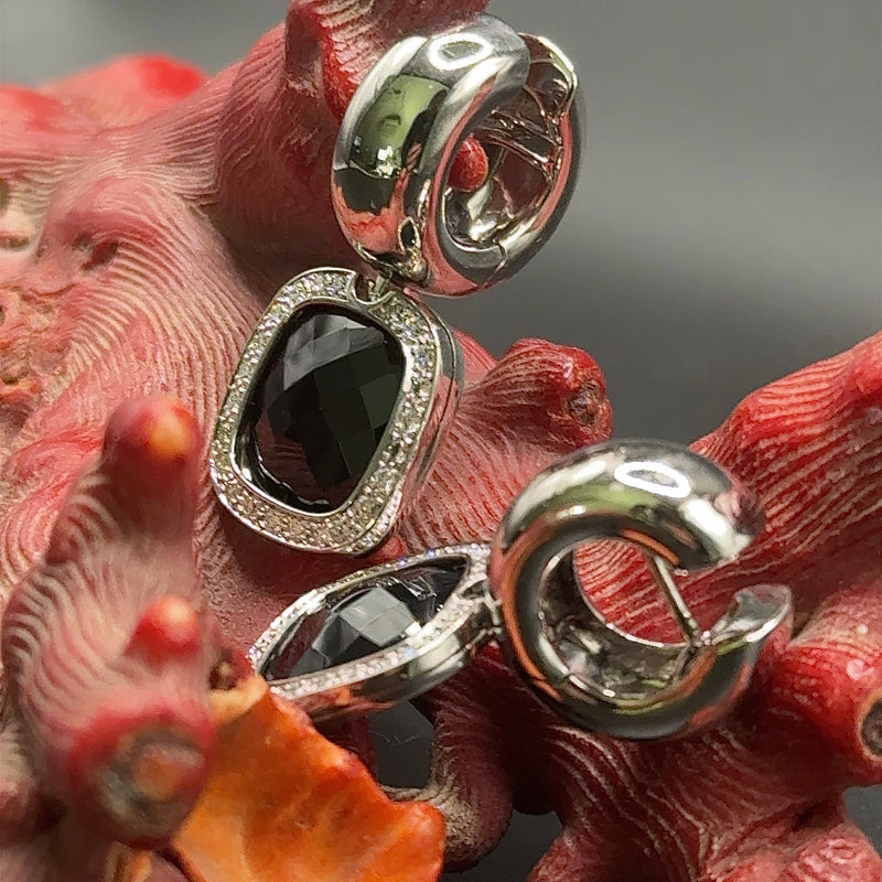 Elegante oorbellen in 14 karaat witgoud met diamanten en onix