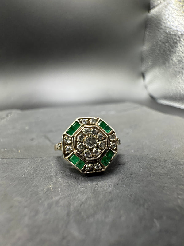 Art-Deco-Ring in 18 Karat Gelb- & Weißgold mit Smaragden & Brillanten