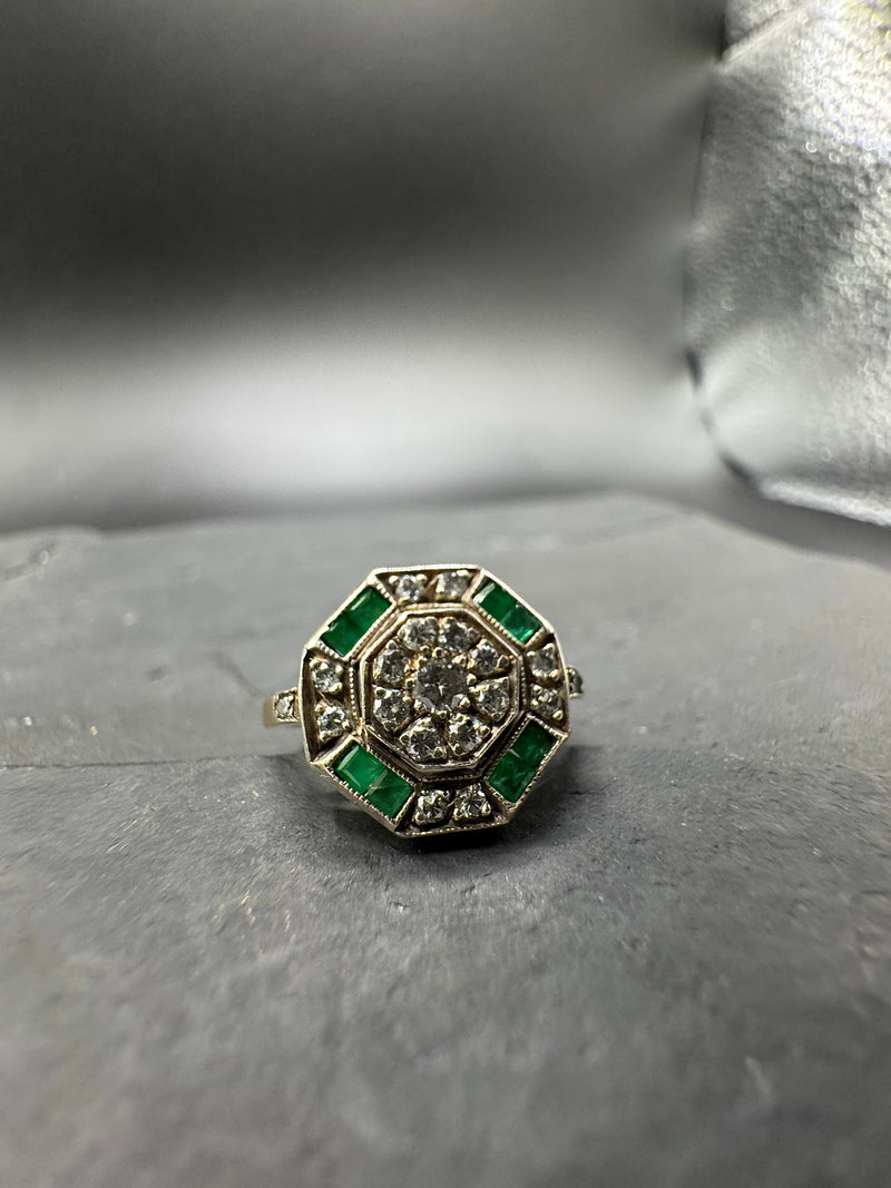 Art-Deco-Ring in 18 Karat Gelb- & Weißgold mit Smaragden & Brillanten | Ringe - Schmuck Schroll