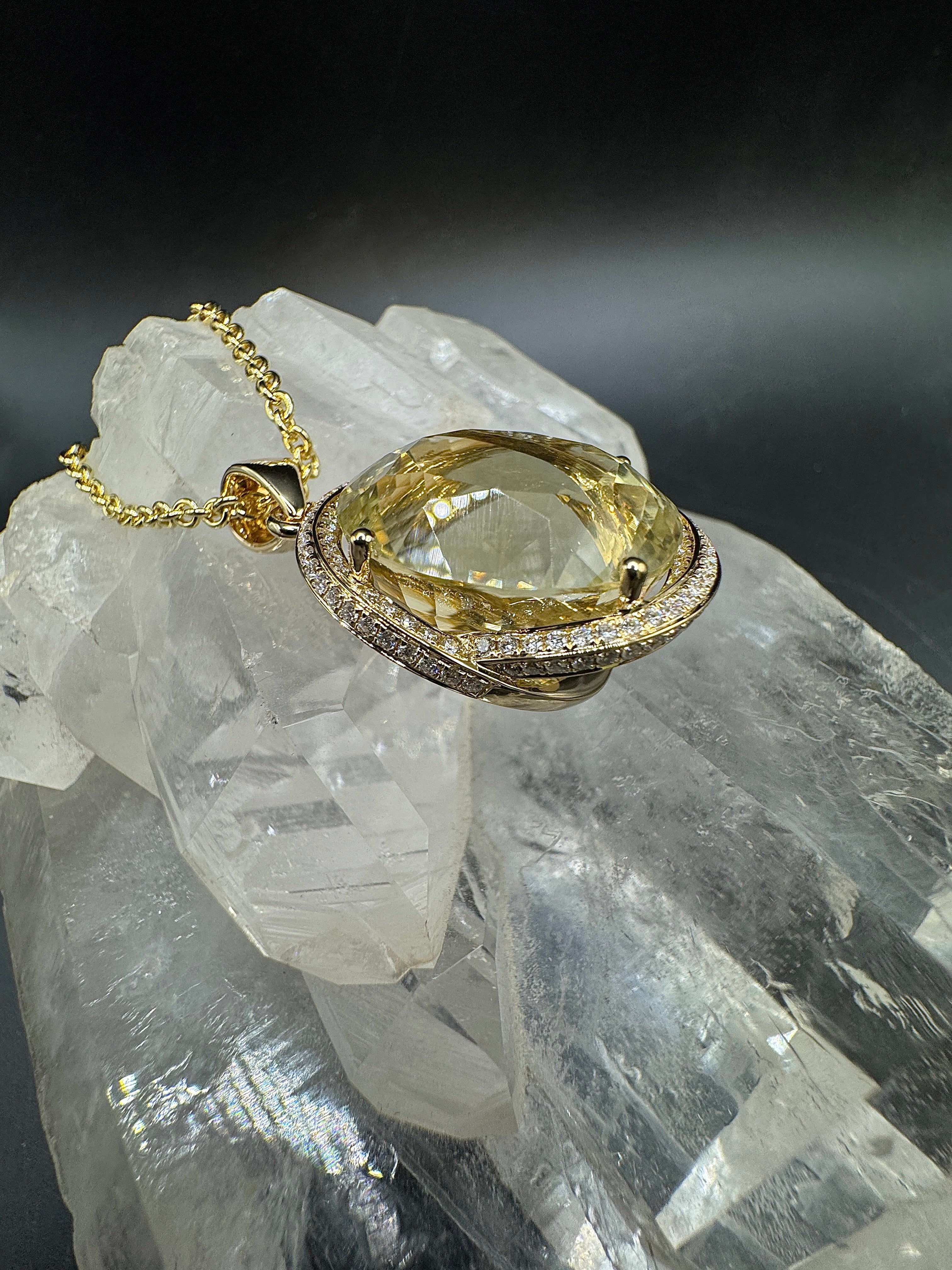 Beeindruckender Anhänger in 14 Karat Gelbgold mit riesigem Goldberyll & Brillanten