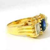 Handgefertigter Ring in 18 Karat Gelbgold mit blauem Saphir & Diamant-Baguettes