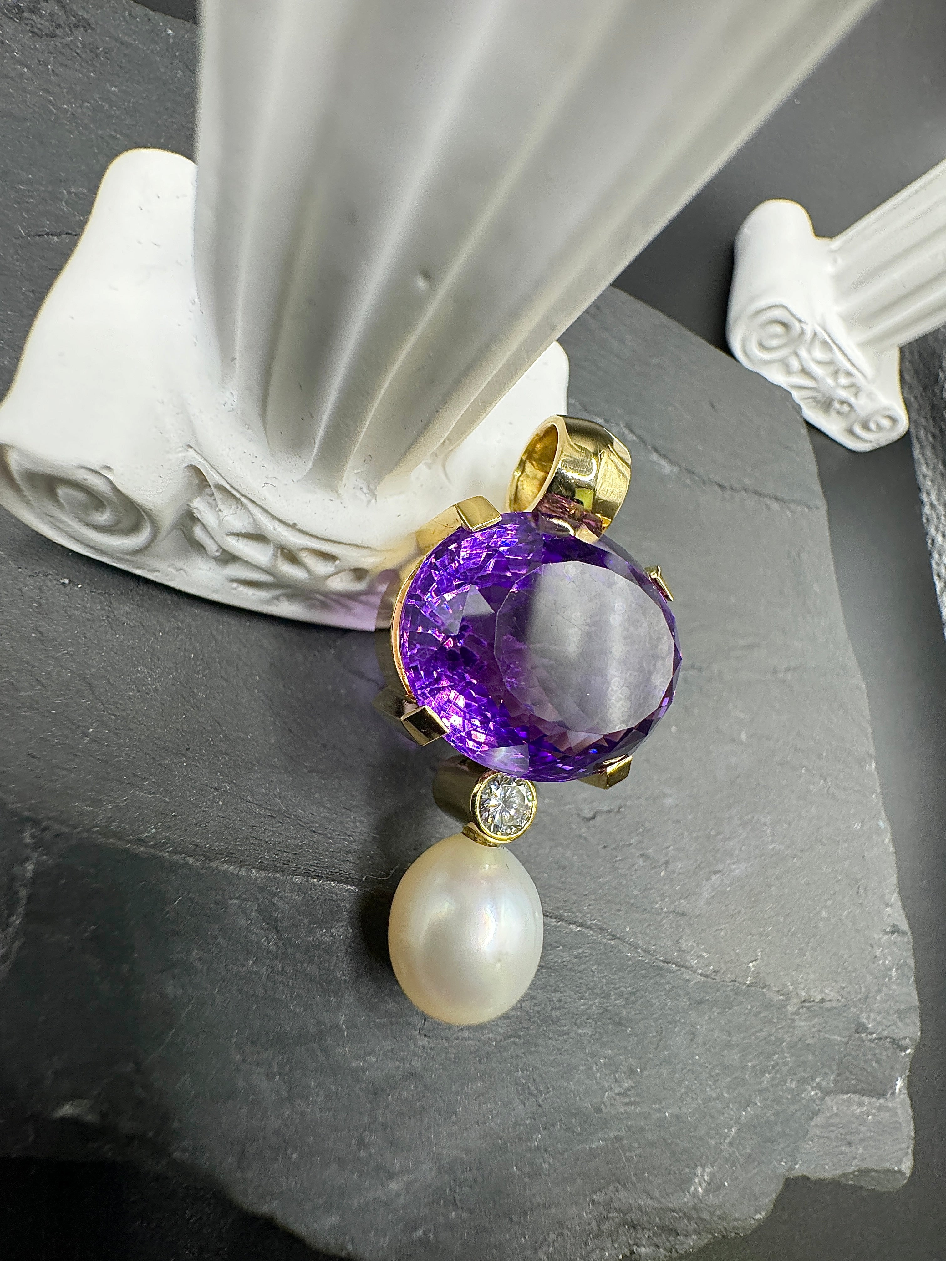 Beeindruckender Anhänger in 18 Karat Gelbgold mit feinen Amethyst, Brillant & Südsee-Perle