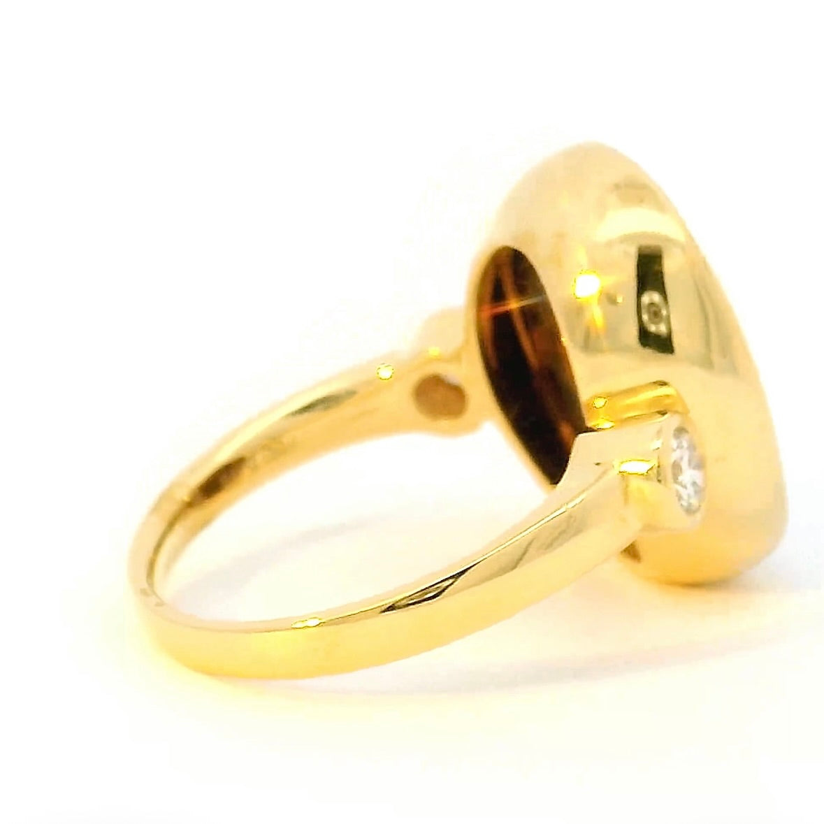 Eleganter Opalring in 18 Karat Gelbgold mit feinen Brillanten