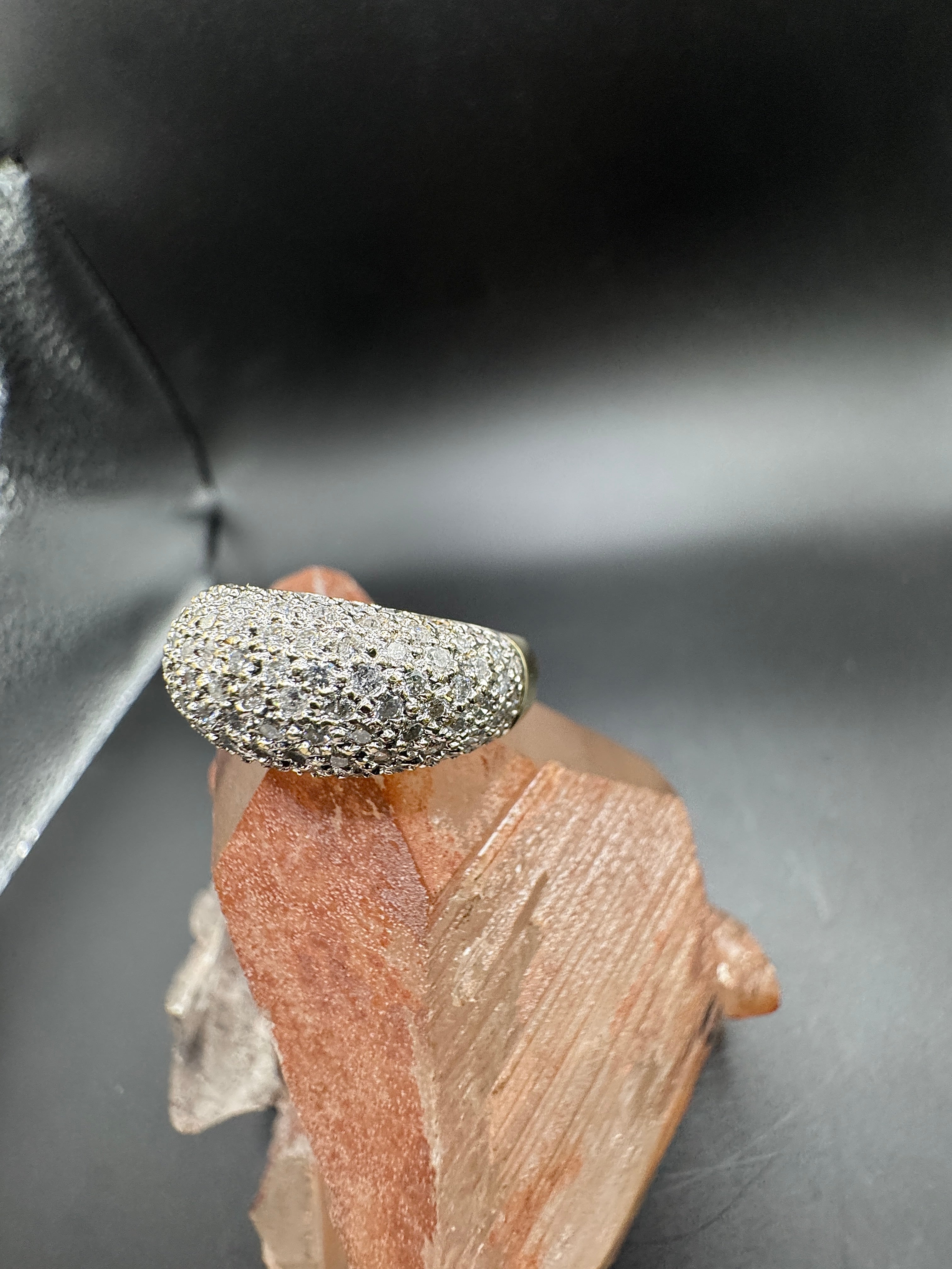 Wirkungsvoller Bicolor-Ring in 18 Karat Gelb- und Weißgold mit Brillanten
