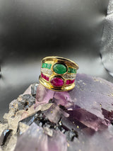 Dominanter Ring in 18 Karat Gelbgold mit Rubinen, Smaragden & Brillanten