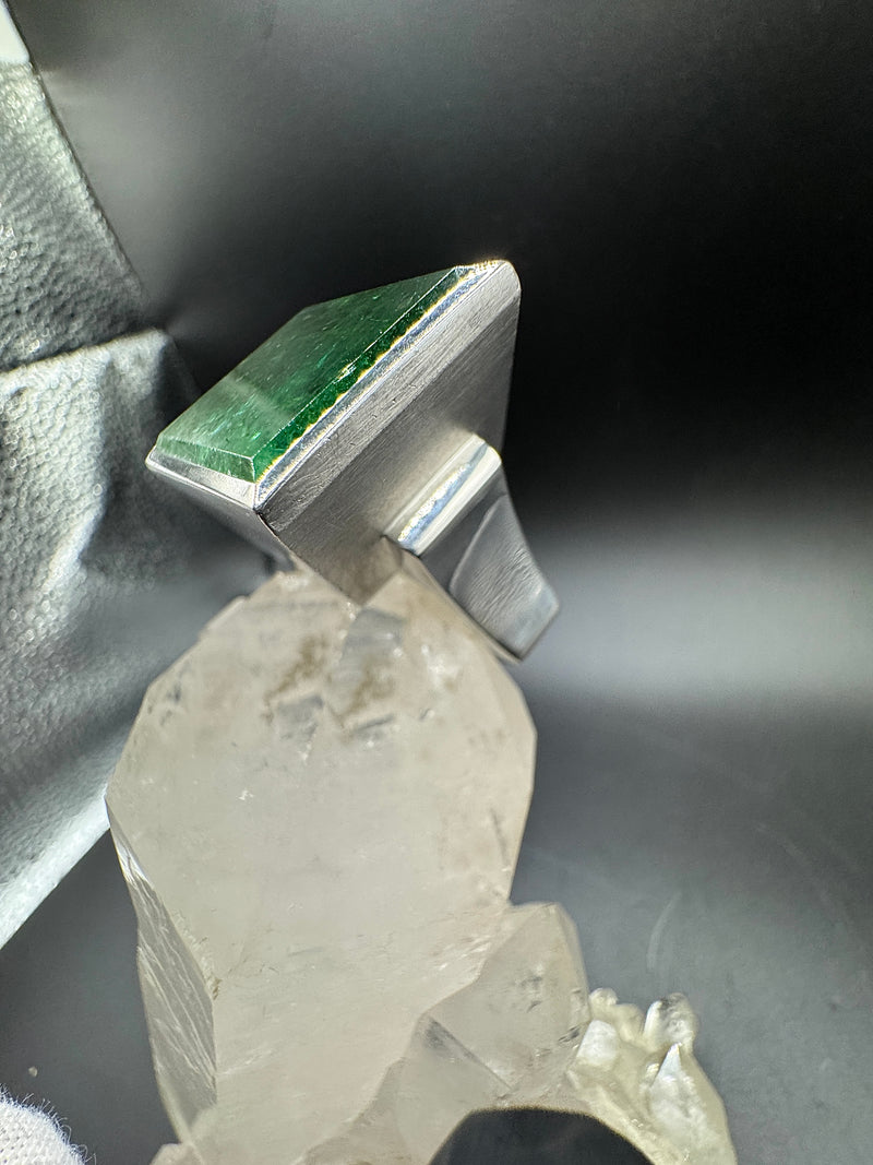 Einmaliger Ring in 18 Karat Weißgold mit beeindruckendem Turmalin