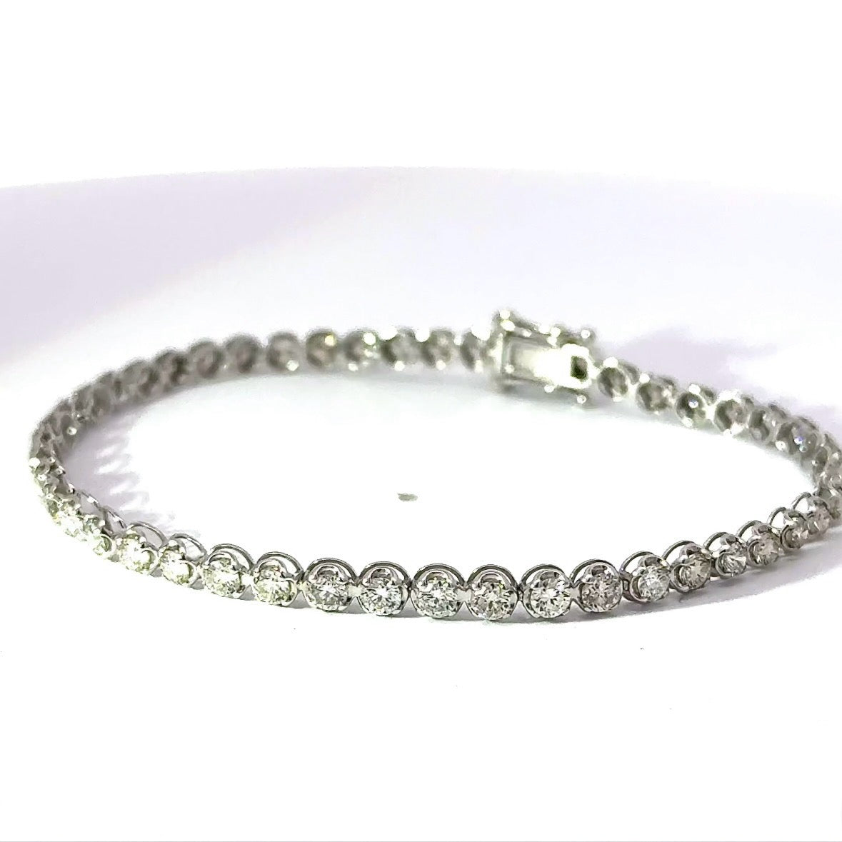 Modernes Tennisarmband in 900er Platin mit Brillanten & Achtersicherungen