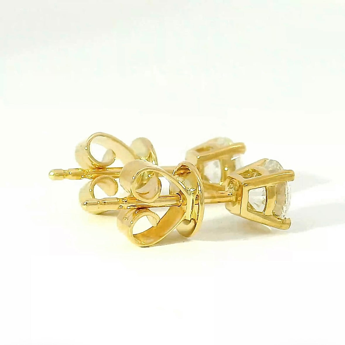 Moderne Brillantstecker in 18 Karat Gelbgold mit hochfeinen Brillanten