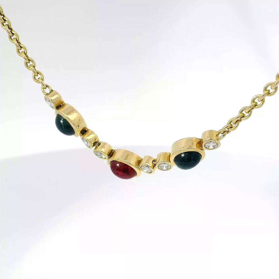 Edles Collier in 18 Karat Gelbgold mit Rubin, Saphiren & Brillanten