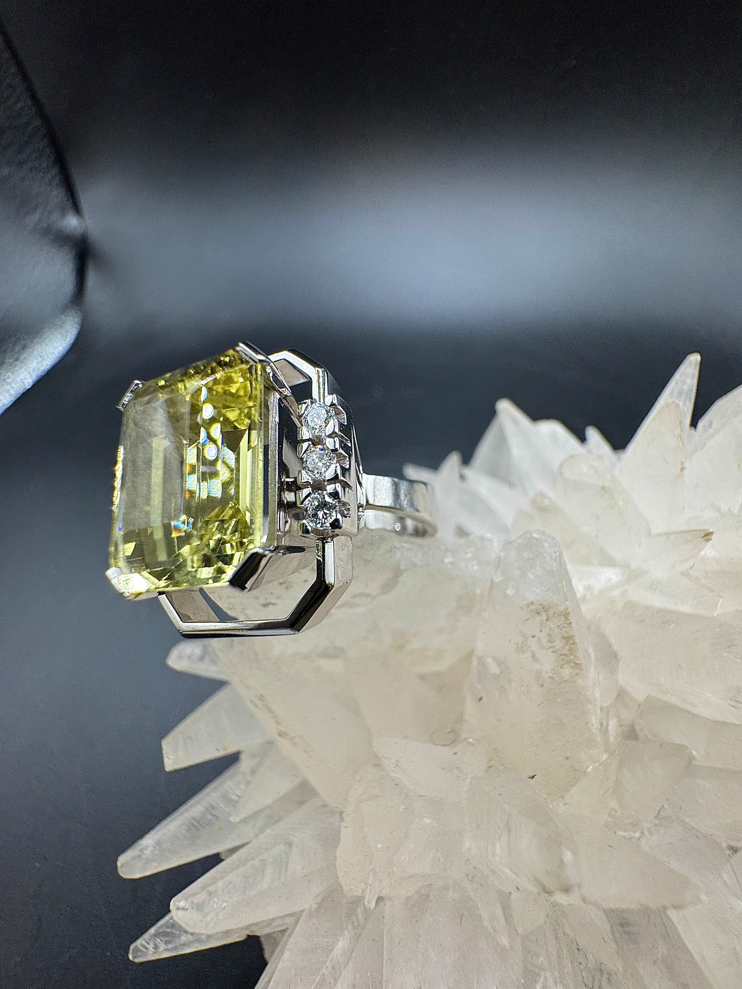 One-of-a-kind ring in 18 karat white gold with lemon quartz & brilliant-cut diamonds