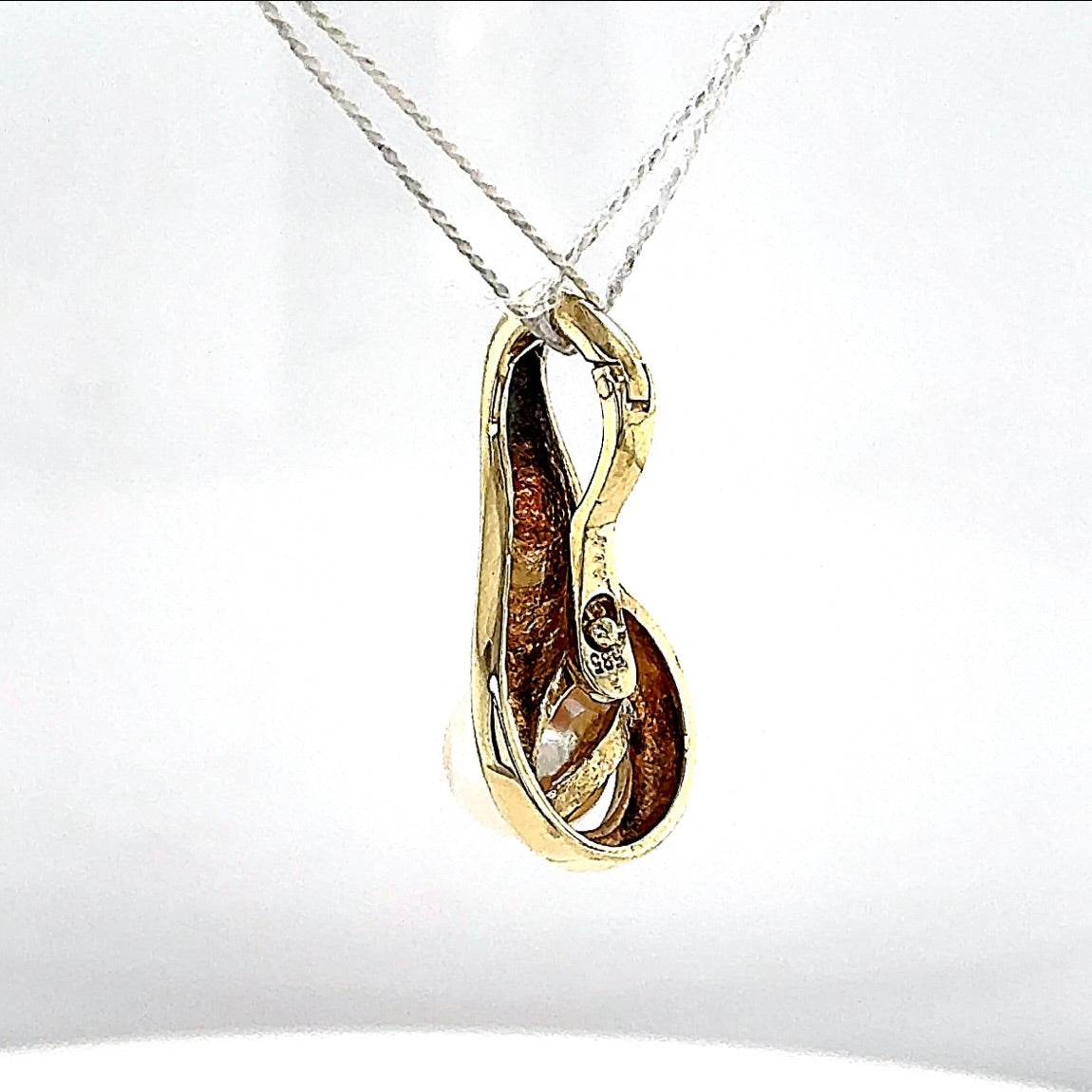 Eleganter Vintage-Anhänger in 14 Karat Gelbgold mit Brillant und Akoya-Perle