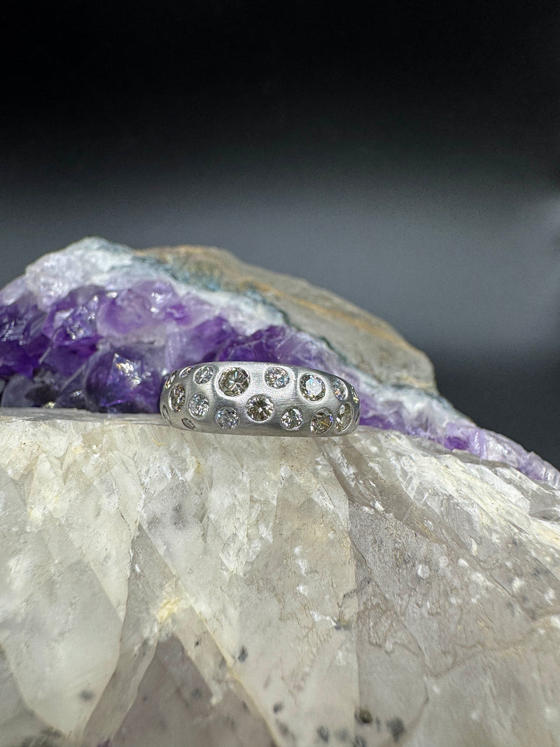 Edler Sternenhimmel-Ring in 14 Karat Weißgold mit Brillanten