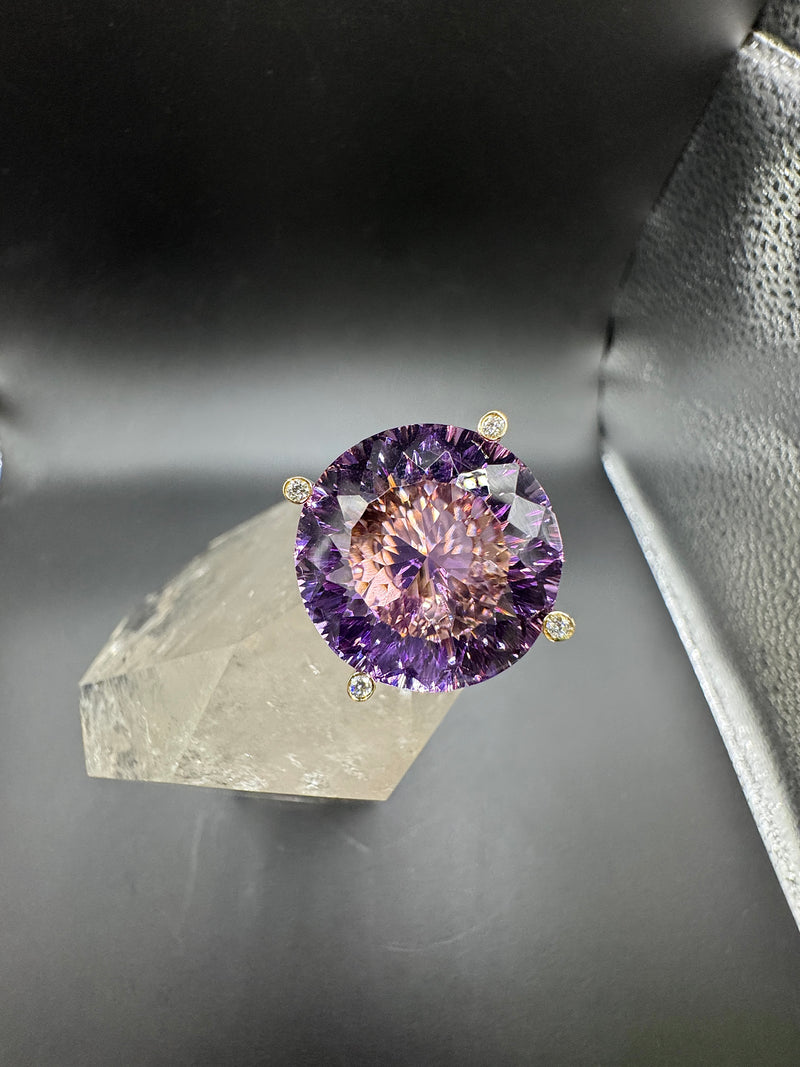 Moderner Amethyst Ring in 14 Karat Gelbgold mit feinen Brillanten