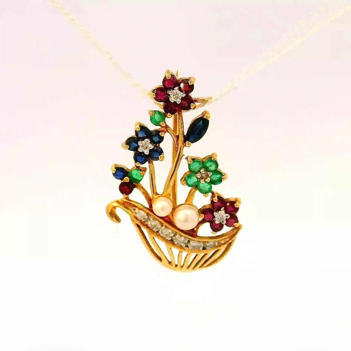 Farbenfrohe Brosche in 18 Karat Gelbgold mit Smaragd, Rubin, Saphir & Brillanten