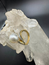 Zeitloser Ring in 14 Karat Gelbgold mit Süßwasserperle und Brillanten