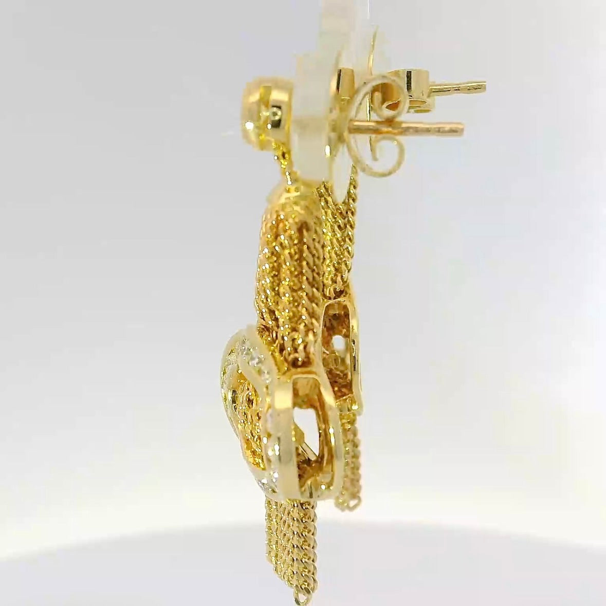 Außergewöhnliche Ohrringe in 18 Karat Gelbgold mit feinsten Brillanten