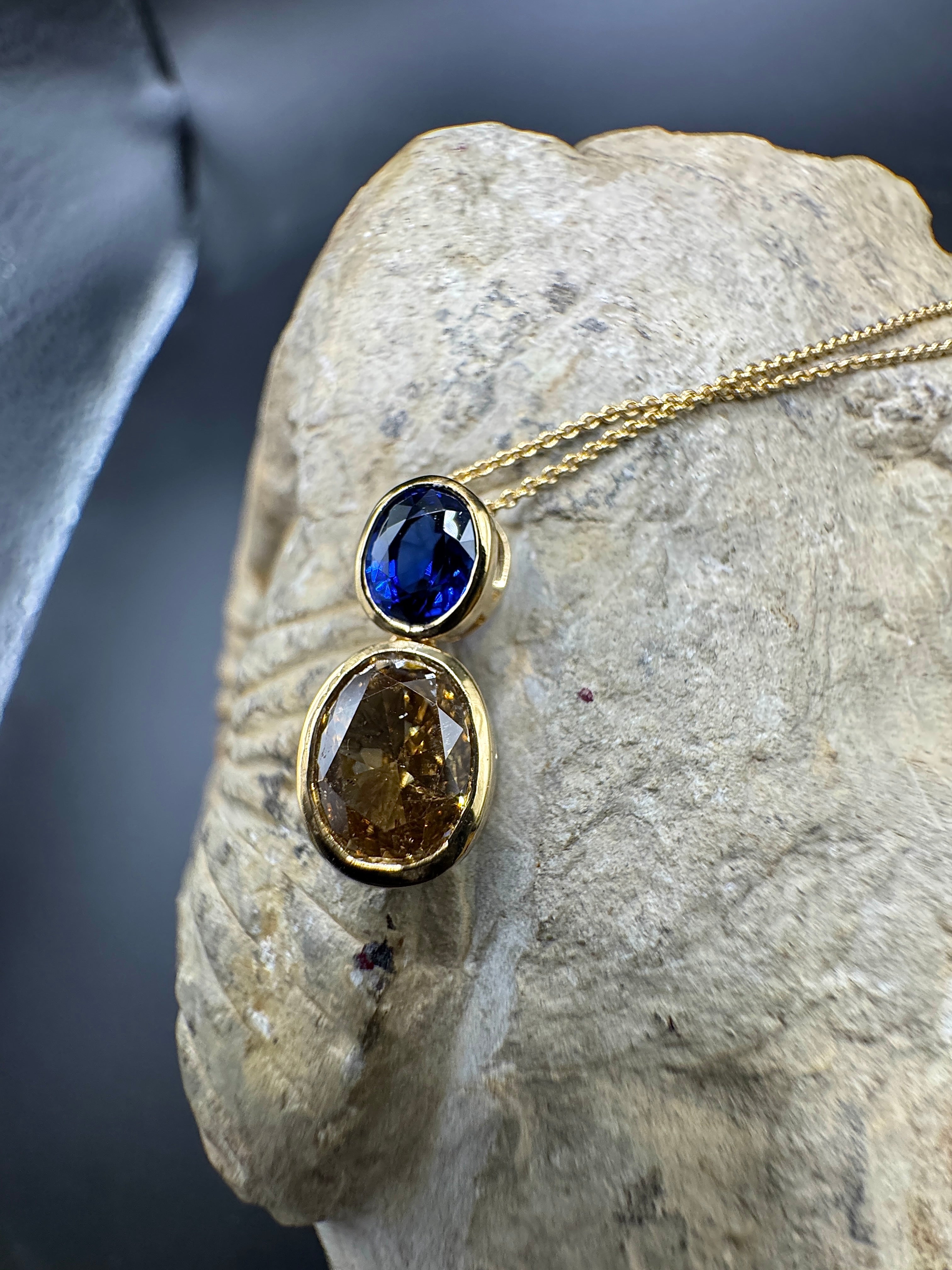 Edler Anhänger in 18 Karat Gelbgold mit hochfeinem Saphir & Fancy Brillant