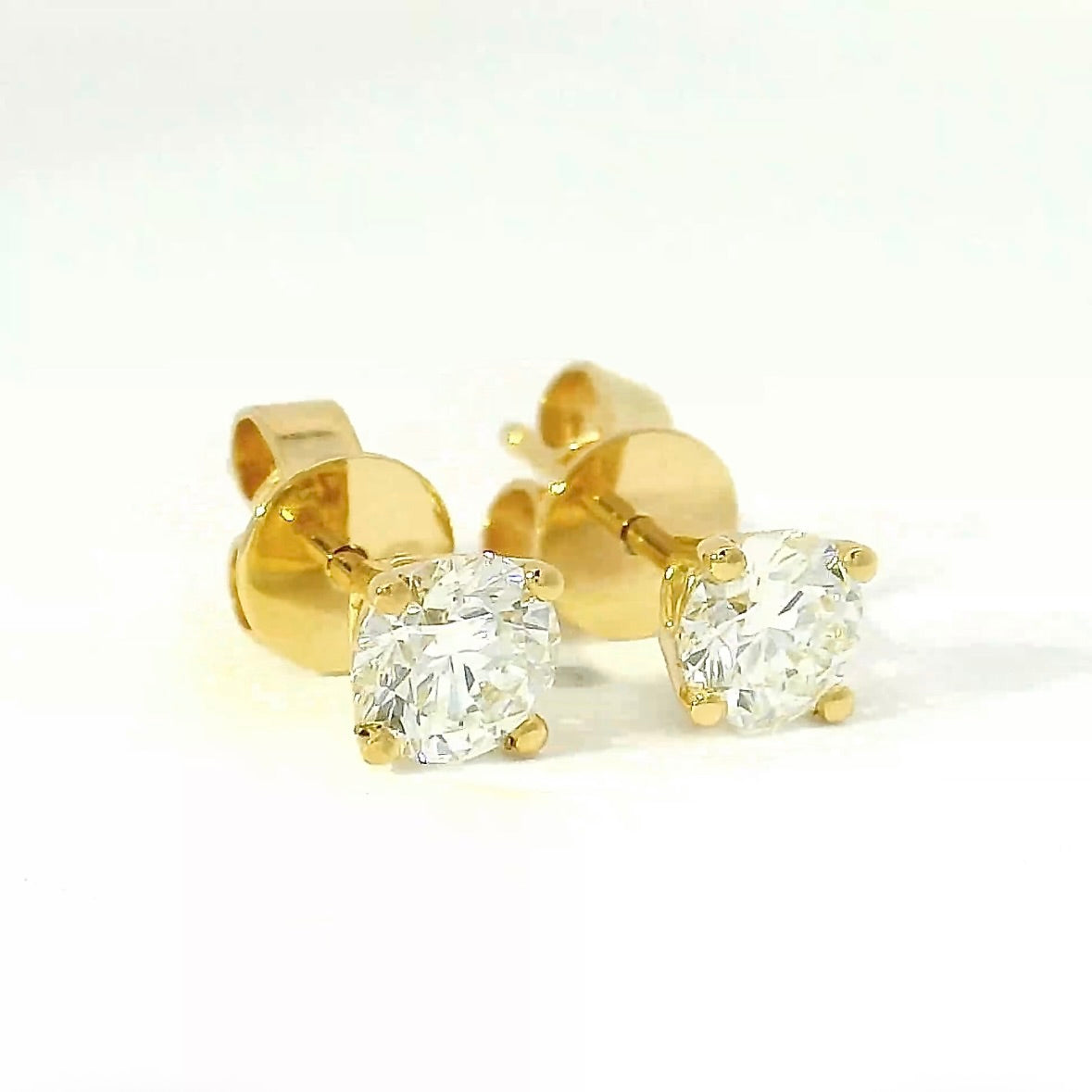 Moderne Brillantstecker in 18 Karat Gelbgold mit hochfeinen Brillanten